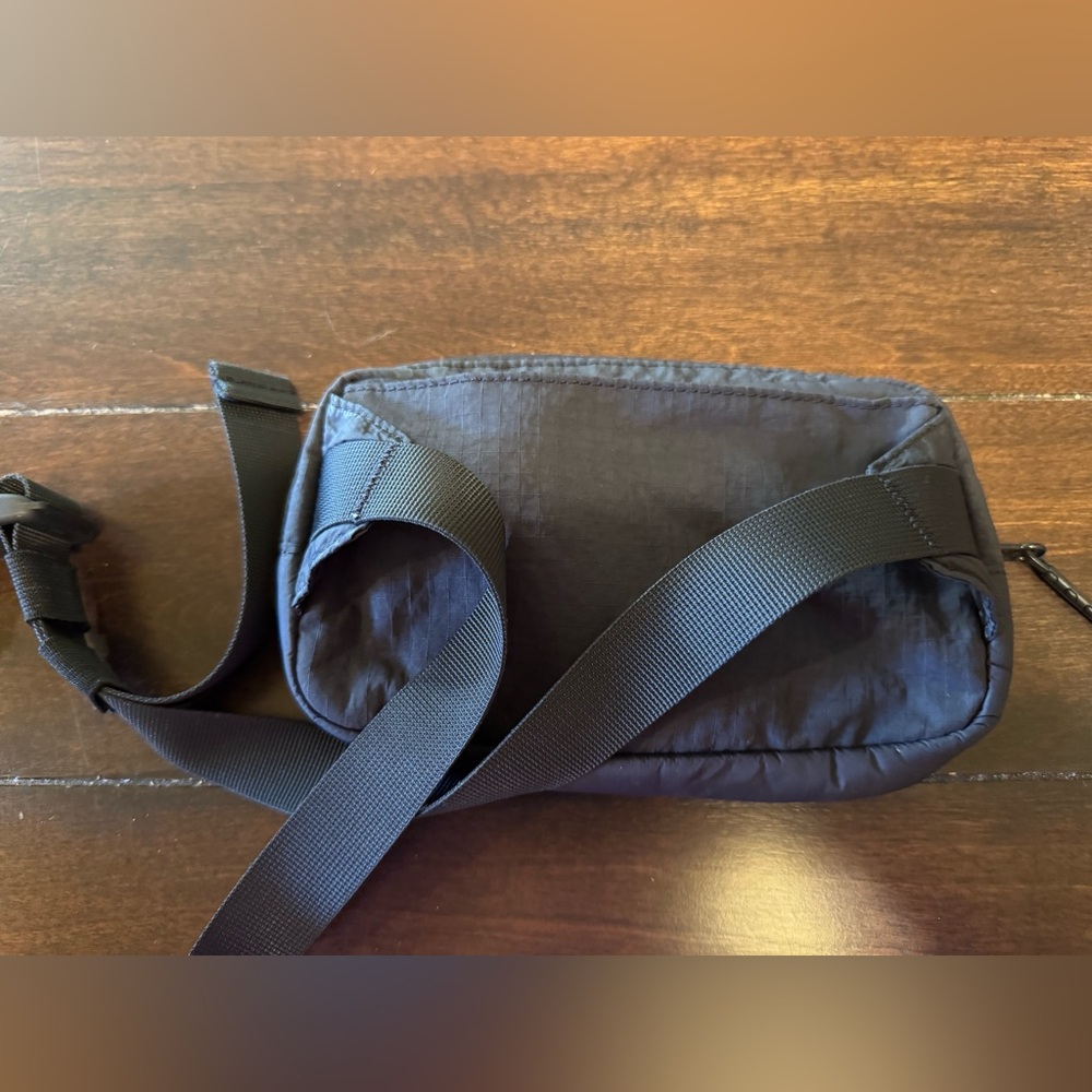 lululemon athletica mini Belt Bag Unisex - Like new (slightly used) - Picture 2 of 8